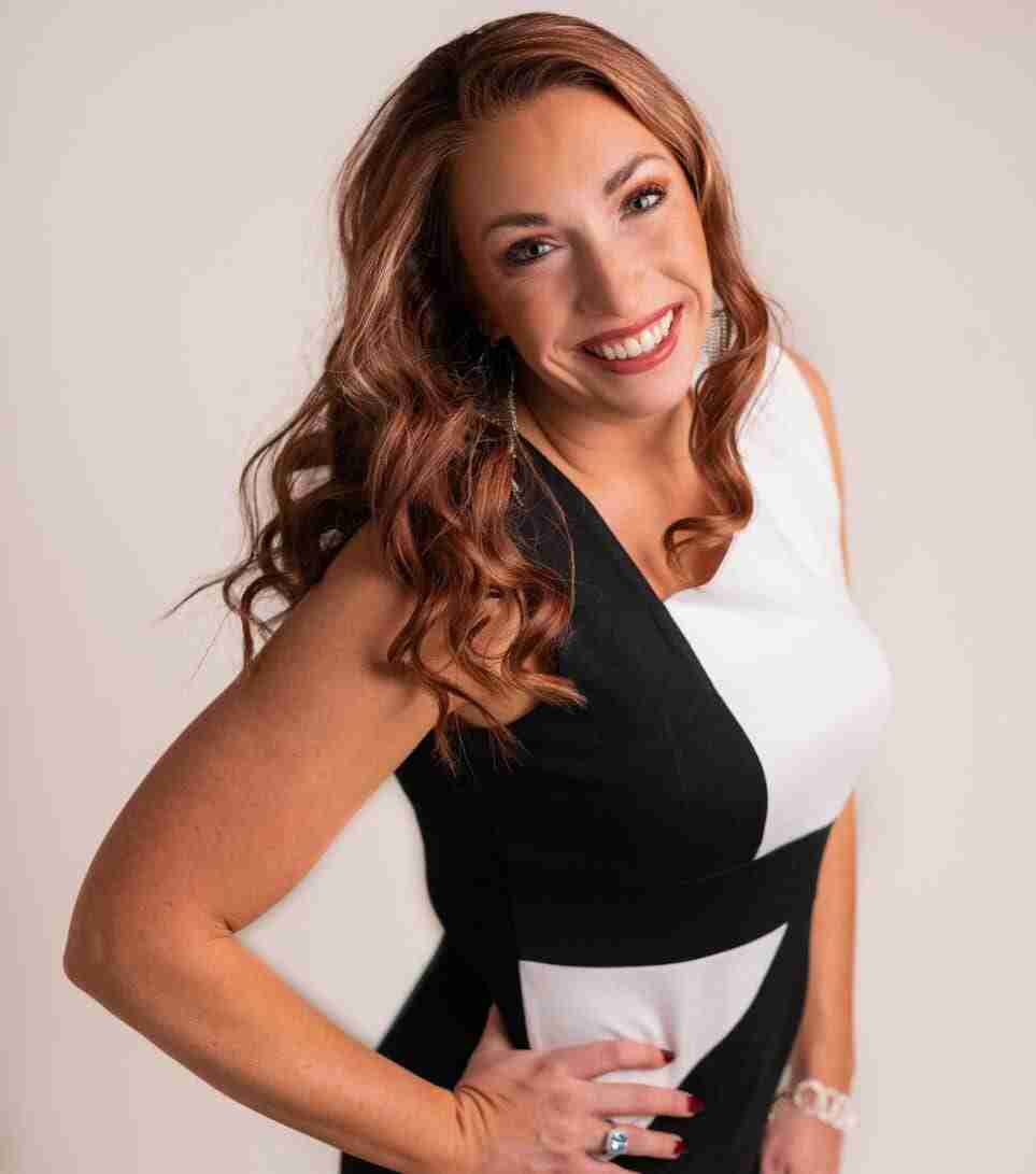 Ashley Kinshella's professional headshot.
