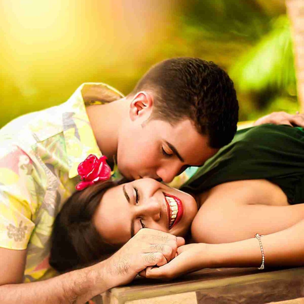 happy looking couple kissing. Image by Omar Medina from Pixabay