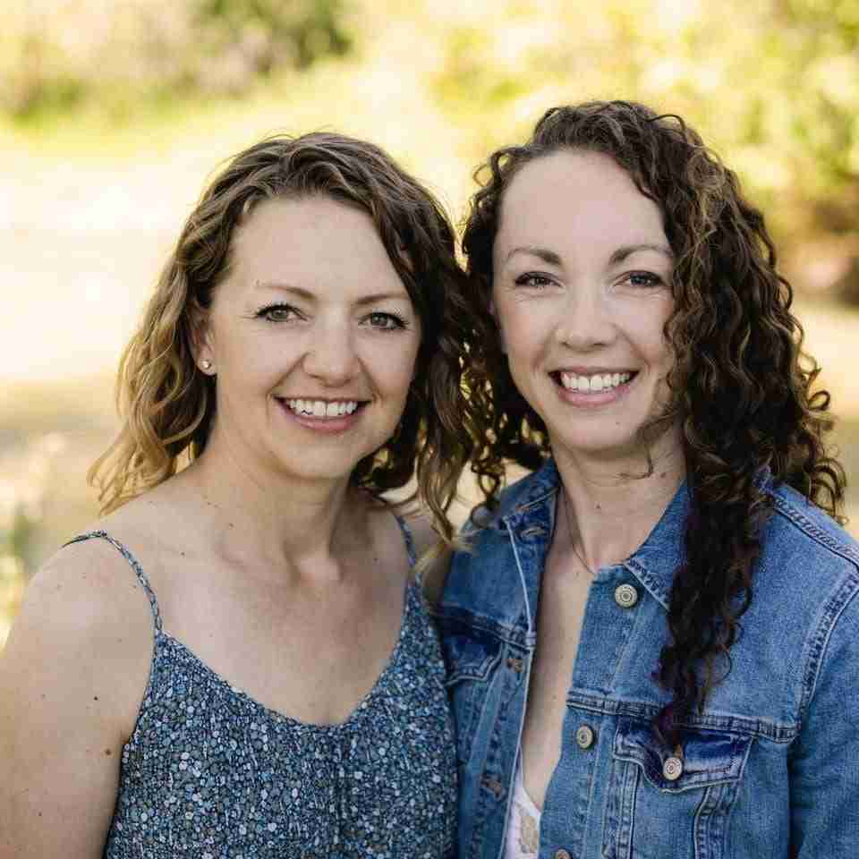 A photo of the two female founders of SewTites: Jessica Drain and her sister Jamie.