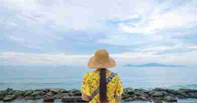 Girl on beach in yellow dress and hat. Image by Thuan Vo from Pixabay