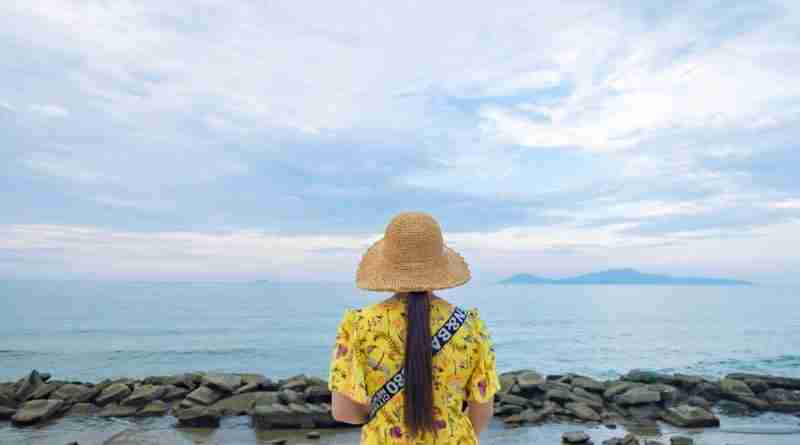Girl on beach in yellow dress and hat. Image by Thuan Vo from Pixabay