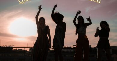 A group of women celebrating each other and friendship in front of a sunset. The words "quotes for single women" are written above them.